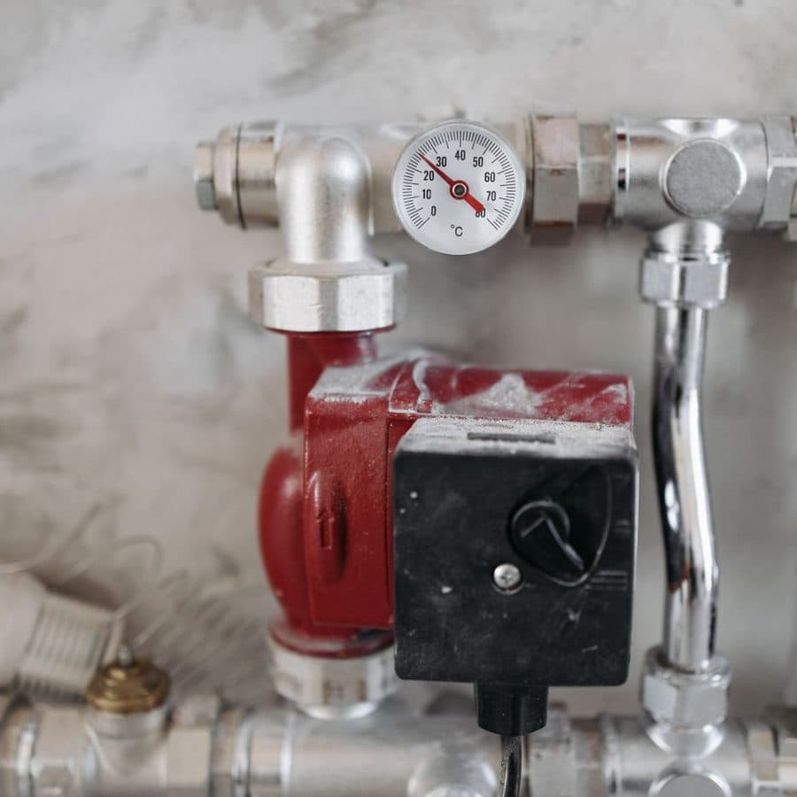 Válvulas y manómetro de un sistema de agua caliente a gas
