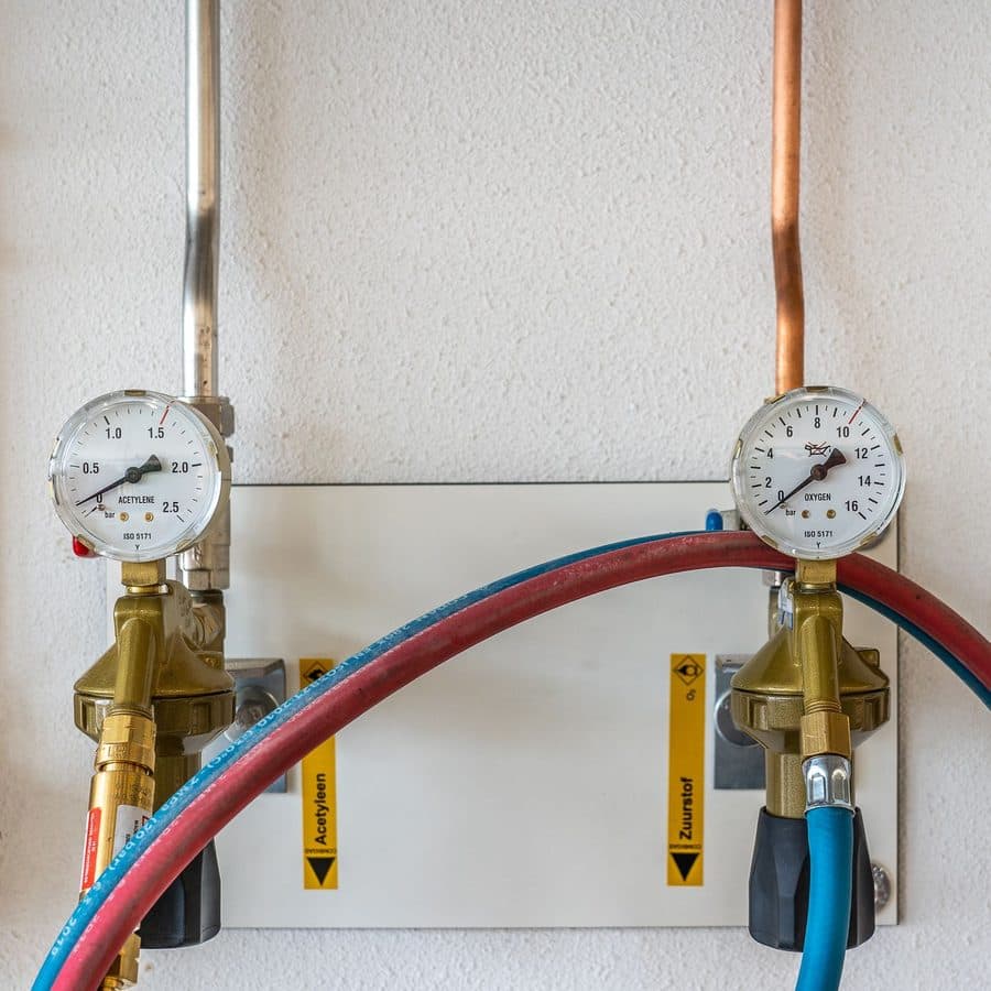 Manómetros y reguladores en una instalación de gas durante la prueba de presión