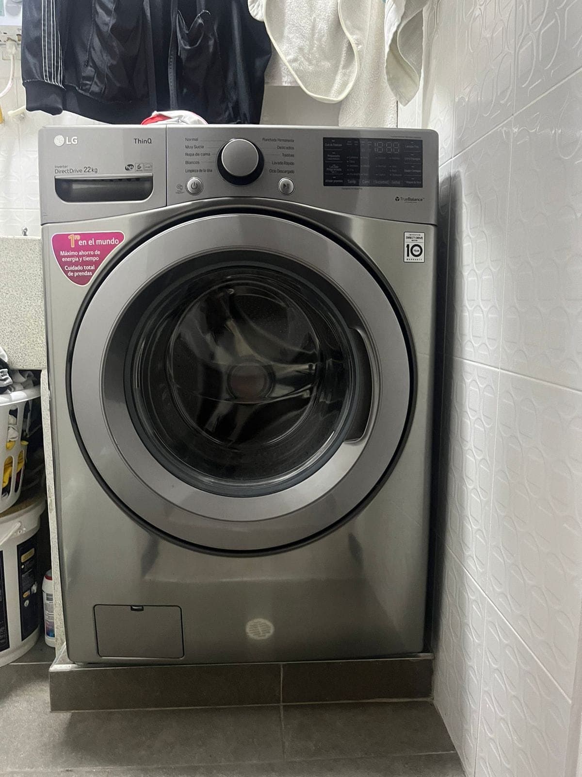 Lavadora LG ThinQ DirectDrive de 22 kg entregada tras el servicio
