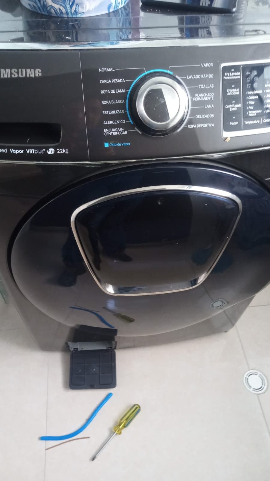 Lavadora Samsung de 22 kg con el filtro de la bomba desmontado durante la reparación